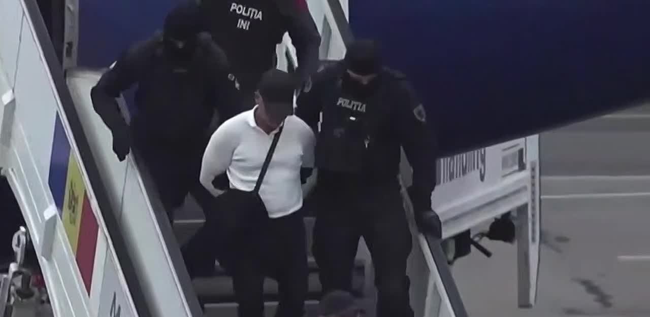 Vladimir Plahotniuc a fost adus ieri dimineață în Republica Moldova. Fostul lider al partidului democrat va fi ținut într-o celulă separată