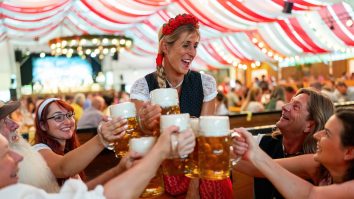 Astăzi s-a deschis ediția cu numărul 190 a Festivalului Oktoberfest din Munchen. Evenimentul ține până pe 6 octombrie