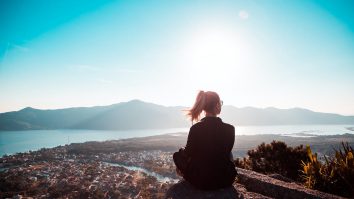 Psihologii au descoperit un nou tip de personalitate: otrovertul. Otroverții par sociabili, dar preferă relații unu-la-unu