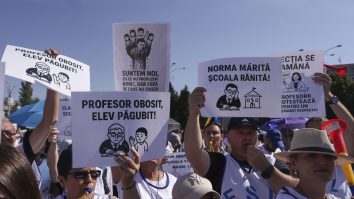Prima zi de școală a început cu proteste. Nicușor Dan și Ilie Bolojan se confruntă cu nemulțumirea românilor, la nici 3 luni de la învestire: „Dane, hai afară, să vorbim de școală!”