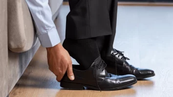 Startup-urile din Silicon Valley impun „no shoes policy”. Angajații intră la birou doar în șosete sau papuci