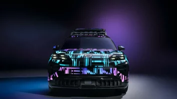 Porsche intră în era încărcării wireless cu Cayenne Electric, primul model echipat cu sistem pe inducție