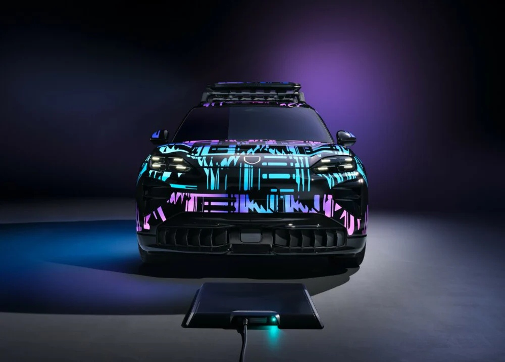 Porsche intră în era încărcării wireless cu Cayenne Electric, primul model echipat cu sistem pe inducție