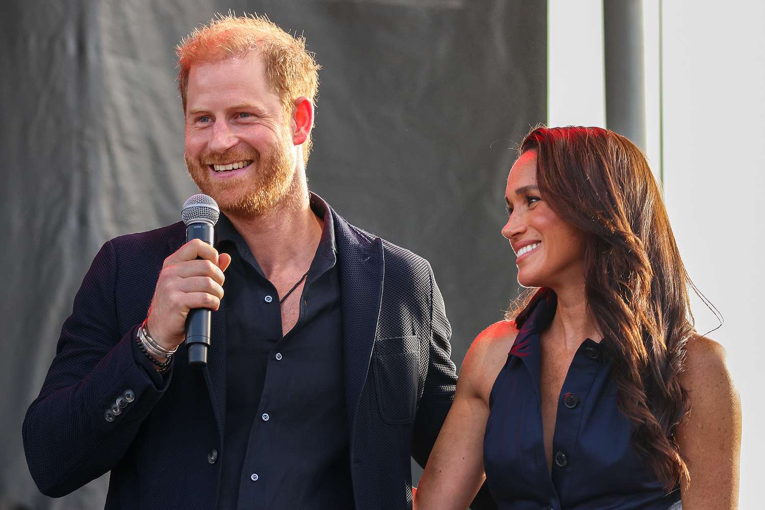 Prințul Harry și Meghan Markle au participat la o gală caritabilă în Santa Barbara. Aceasta este prima apariție publică a celor doi, după vizita Prințului în Londra