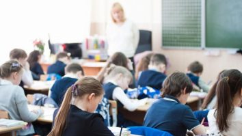 Vești bune pentru profesori! Cadrele didactice care muncesc în weekend primesc două zile libere pentru fiecare zi lucrată