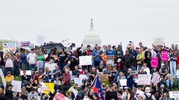 Mii de persoane au protestat în Washington D.C. față de desfășurarea trupelor Gărzii Naționale. Ce susține Președintele Trump