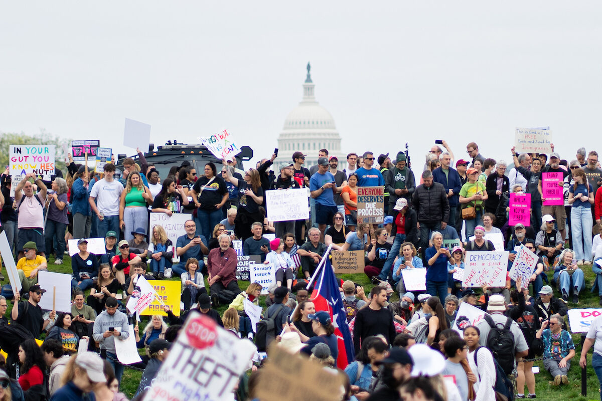Mii de persoane au protestat în Washington D.C. față de desfășurarea trupelor Gărzii Naționale. Ce susține Președintele Trump