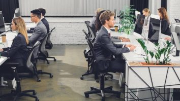 Companiile din SUA cheamă angajații la birou pentru a-i face să-și dea demisia. Cum aplică strategia de concediere mascată