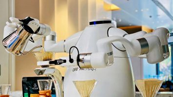 România intră pe harta roboților barista. Azi se lansează YAM – îți face cafeaua în mai puțin de un minut și o poți comanda direct din aplicație