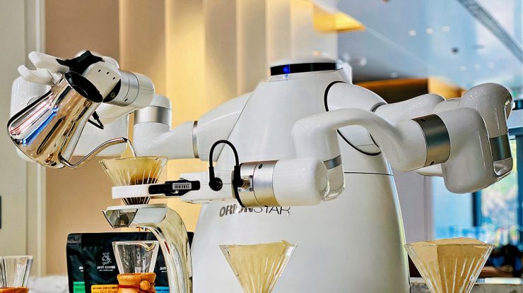 România intră pe harta roboților barista. Azi se lansează YAM – îți face cafeaua în mai puțin de un minut și o poți comanda direct din aplicație