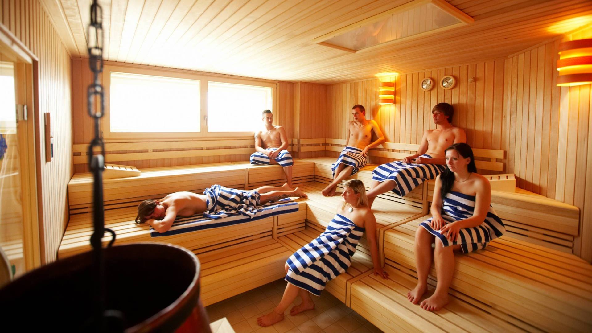 Sauna devine show internațional cu dans și costume. Campionatul Mondial de Aufguss are loc la Aquardens, lângă Verona