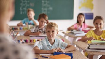 Elevii români I-IV au 540 de ore de școală pe an, cu 33% sub media OECD. Danemarca conduce topul cu 1000 ore la primar