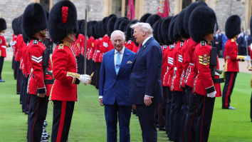 Regele Charles l-a primit pe Trump la Windsor cu salve de tun și paradă: Pe străzile Londrei, protestele devin creative