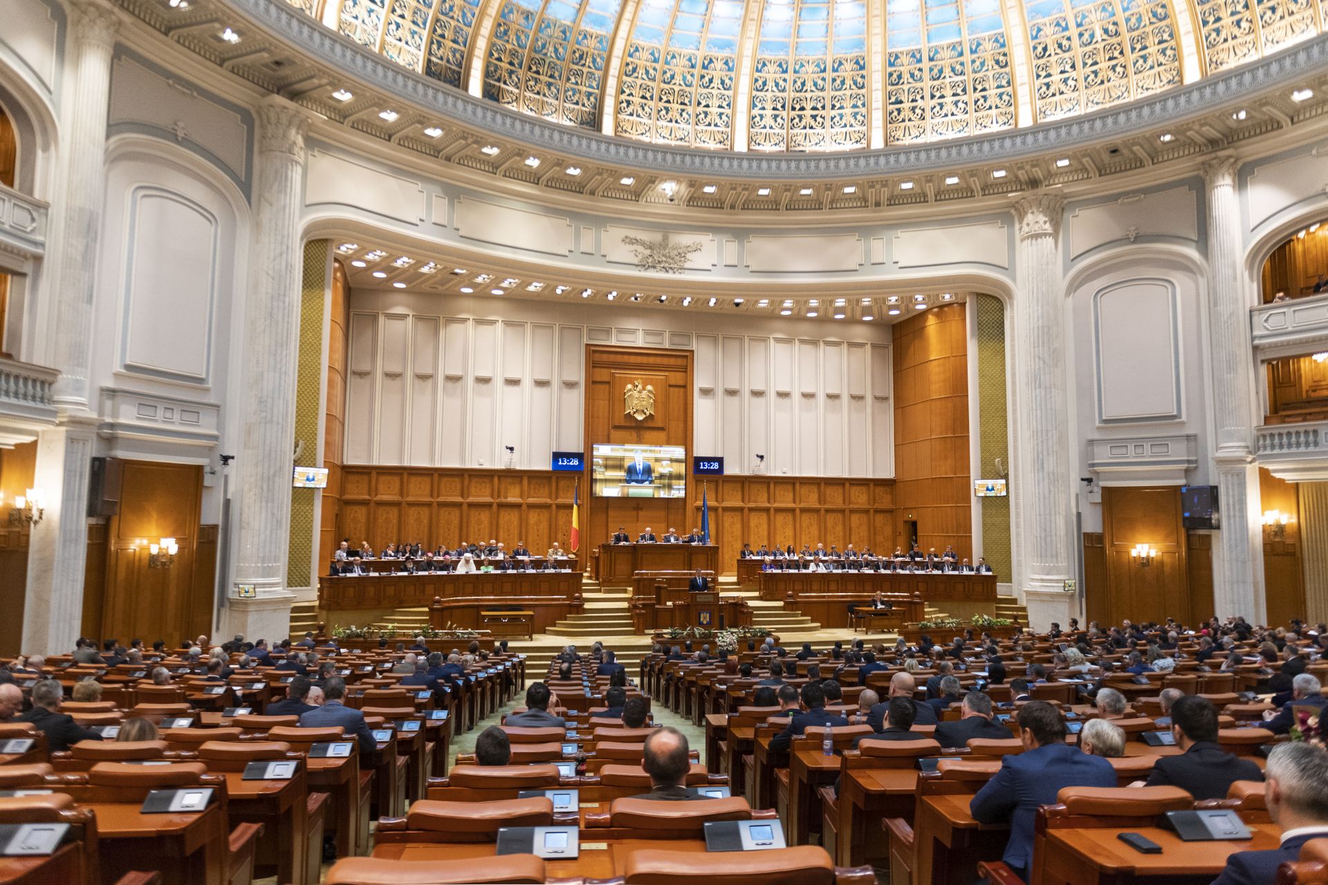 AVANGARDE: 74% dintre români cred că direcția în care se îndreaptă România este una greșită