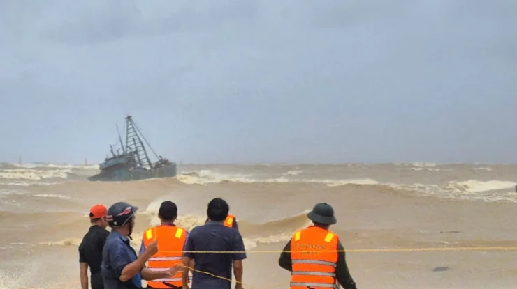 Taifunul Bualoi a provocat cel puțin nouă decese și 17 persoane dispărute în centrul Vietnamului. Mii de oameni au fost evacuați