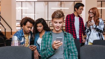 Telefonul nu te ascultă, dar te cunoaște! Mitul „microfonului secret” a fost demontat. Ce arată studiile