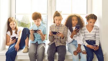 STUDIU. 80% din elevi spun că tehnologia din clasă distrage atenția. Italia, Belgia, Portugalia interzic utilizarea telefoanelor în timpul orelor