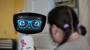 Expper Technologies a creat un robot terapeutic cu chip de copil. Robin vizitează pacienții și le oferă sprijin emoțional
