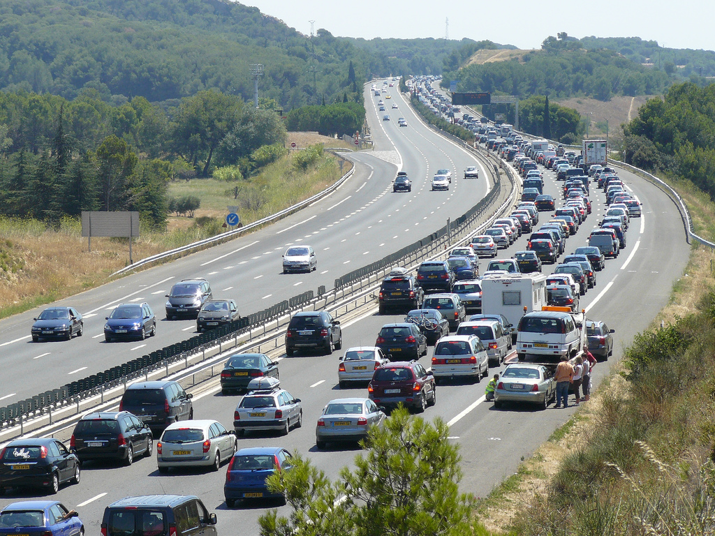 Ultimul weekend înainte de începerea școlii aduce aglomerație. Infotrafic anunță trafic intens pe A1 București – Pitești și pe DN7, inclusiv Valea Oltului