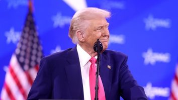 Donald Trump a semnat un ordin executiv care reduce tarifele pentru importurile de mașini japoneze de la 27,5% la 15%