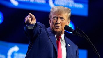 Donald Trump a avertizat că avioanele venezuelene care zboară peste navele americane și pun în pericol forțele SUA vor fi doborâte