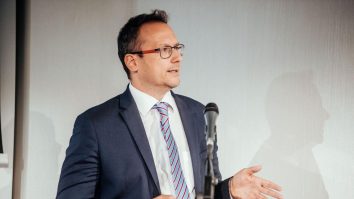 Secretarul de Stat pentru Infocomunicații, Károly Balázs Solymár, anunță că zonele locuite din Ungaria vor fi acoperite cu internet și rețea 5G