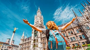 Un cuplu din UK călătorește un an cu fiica lor, în loc să stea acasă. Cheltuielile sunt cu 40% mai mici decât viața de zi cu zi