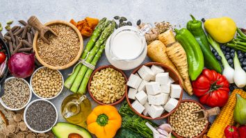 STUDIU: Bărbații nu devin vegani ca să nu își piardă masculinitatea. Carnea devine simbolul suprem