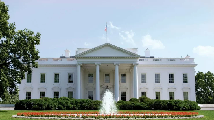 Casa Albă avertizează că agențiile trebuie să se pregătească pentru concedieri în masă