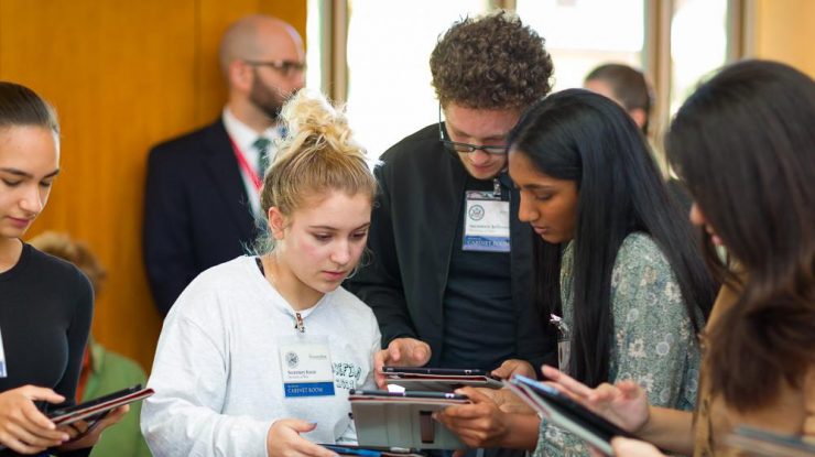 Tinerii se pot conecta cu universități din 15 țări la World Education Fair. 63 de instituții își prezintă astăzi oportunitățile la Radisson Blu din Capitală