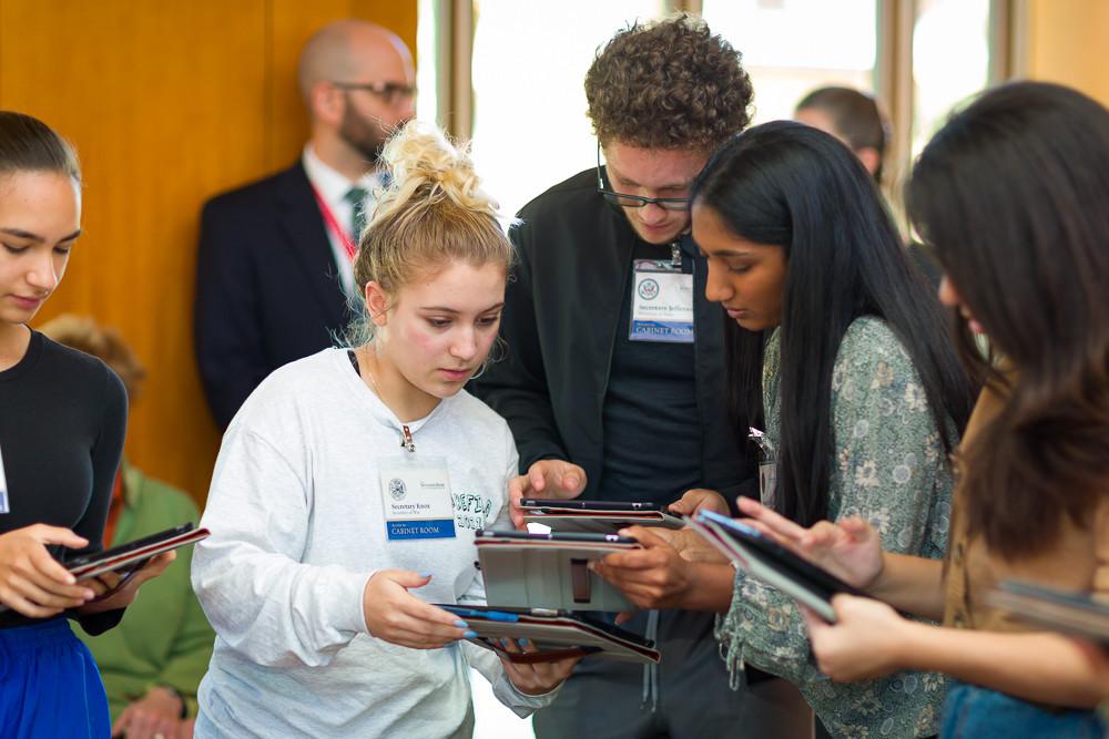 Tinerii se pot conecta cu universități din 15 țări la World Education Fair. 63 de instituții își prezintă astăzi oportunitățile la Radisson Blu din Capitală