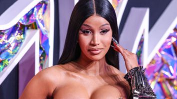 Cardi B a fost achitată de un tribunal din California. O fostă agentă de securitate o acuzase de agresiune