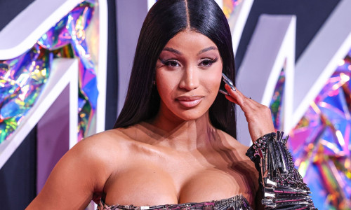 Cardi B a fost achitată de un tribunal din California. O fostă agentă de securitate o acuzase de agresiune