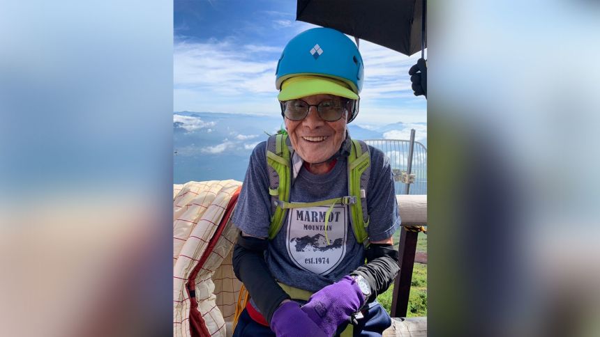 Un japonez de 102 ani a devenit cel mai vârstnic om care a urcat pe vârful Muntelui Fuji: „Am fost tentat să renunț la jumătatea drumului”