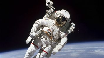 Escrocheriile ating noi culmi: Un „astronaut” a cerut mii de euro pentru oxigen