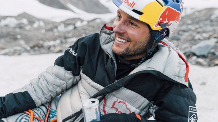 Alpinistul polonez Andrzej Bargiel devine prima persoană care a coborât pe schiuri de pe Muntele Everest, fără oxigen suplimentar