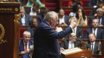 Franța a rămas fără Guvern. François Bayrou nu a obținut votul de încredere în Parlament și va demisiona mâine. Macron riscă alegeri anticipate, iar criza politică ar putea afecta economia mondială
