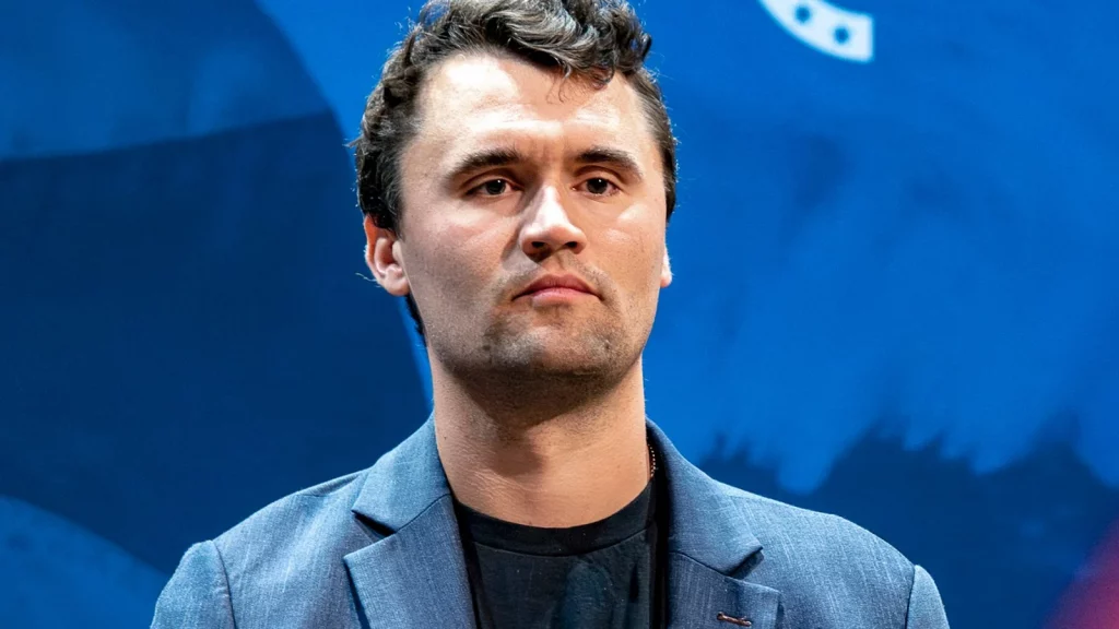 Extremistul britanic Tommy Robinson organizează un miting pentru libertatea de exprimare, în memoria lui Charlie Kirk