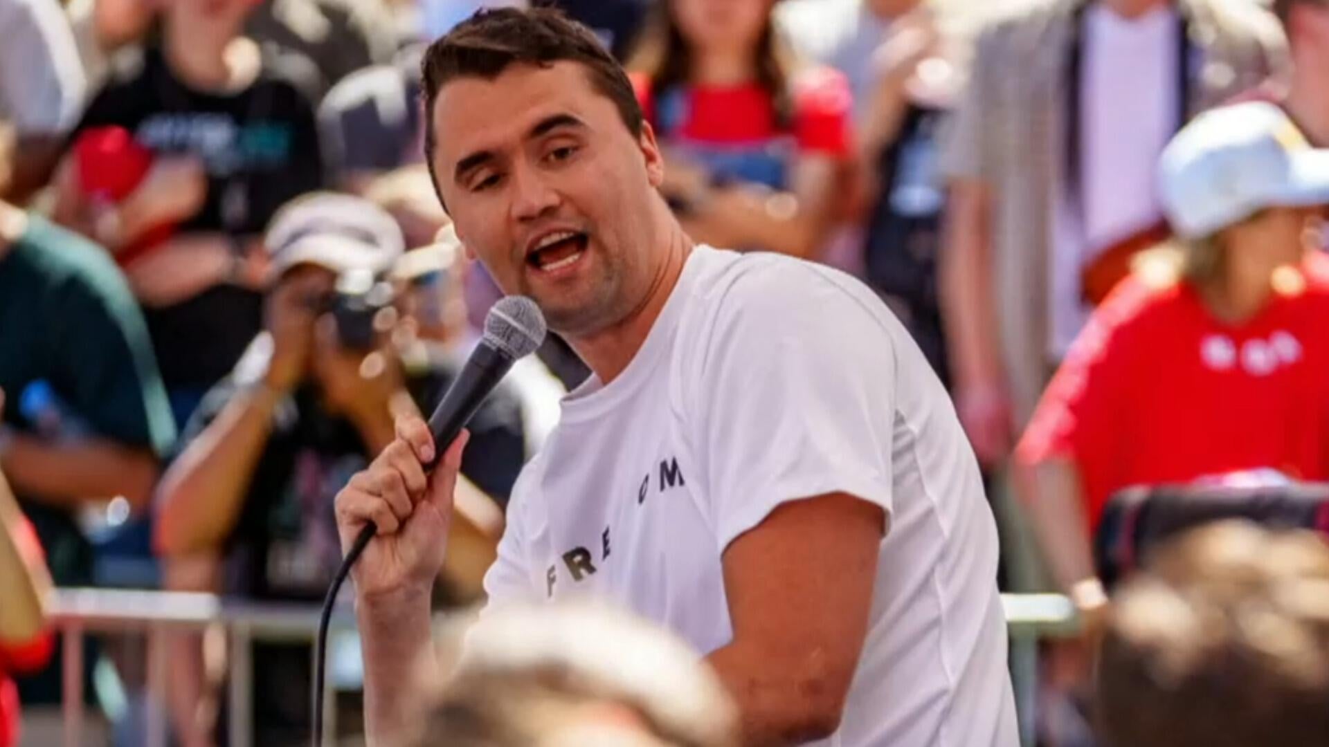 Cine celebrează asasinarea lui Charlie Kirk plătește: Departamentul de Stat al SUA revocă vizele, iar J.D. Vance cere concedierea, indiferent de job. Când are loc înmormântarea unuia dintre cei mai influenți oameni din cercul lui Trump