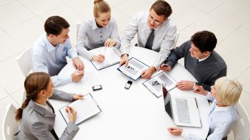 Angajații țin pentru ei 8% din ce ar vrea să spună în companie. Strategia le dă curajul să spună adevărul