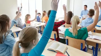 România intră în criză de profesori, atât în țară, cât și în Capitală. Fizica devine disciplină-fantomă: la 700 de posturi libere, au fost doar 200 de candidați