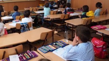 Începutul noului an școlar vine cu mai mult stres decât entuziasm pentru părinți: 6 din 10 recunosc că se simt copleșiți