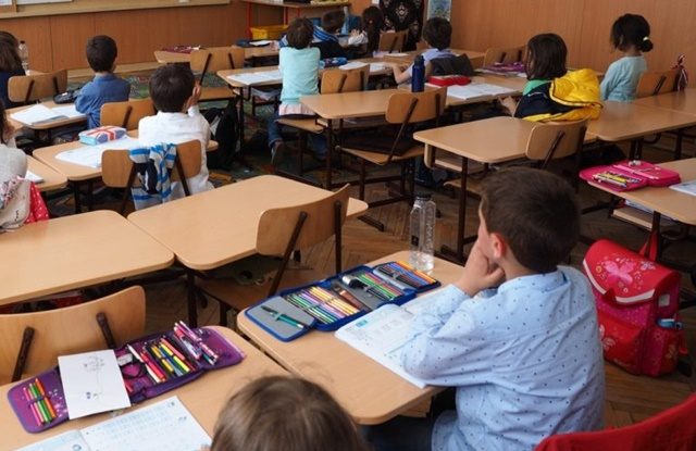 Începutul noului an școlar vine cu mai mult stres decât entuziasm pentru părinți: 6 din 10 recunosc că se simt copleșiți