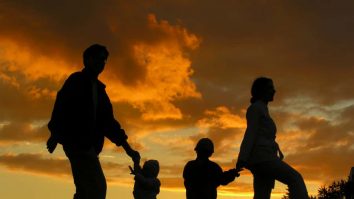 STUDIU. 9 minute de conversație sinceră pot fi mai valoroase decât o vacanță. Discuțiile profunde cresc sentimentul de susținere între părinți și copii