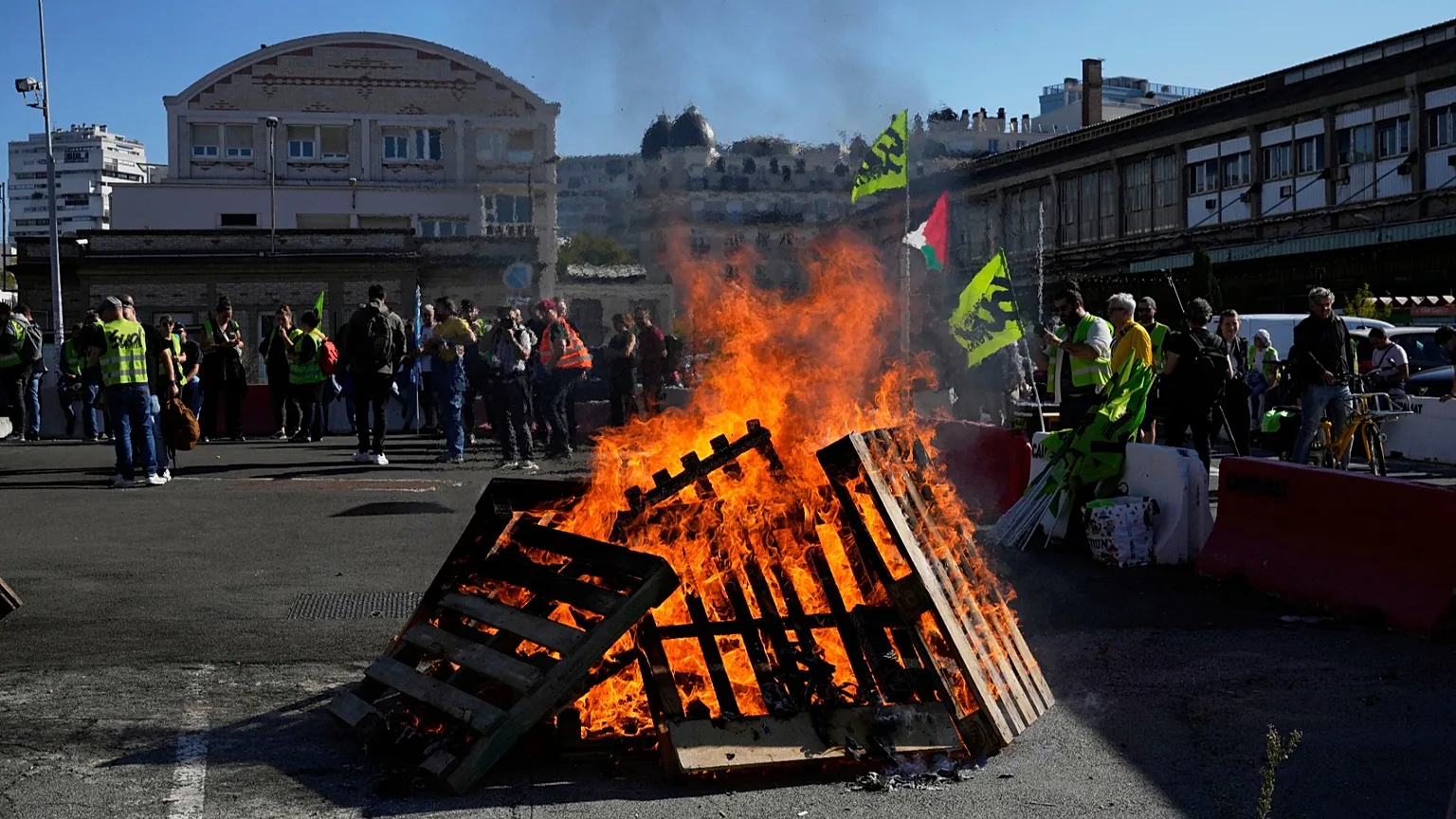 Manifestațiile din Franța au devenit violente. Majoritatea capitalelor Europei se confruntă cu proteste masive