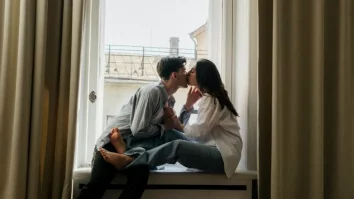 Psihologii spun că și relațiile au nevoie de o curățenie generală. Întrebările potrivite pot salva o relație în impas