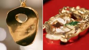 Elton John și-a făcut bijuterii, un colier și o broșă, din rotulele de la genunchi după operații