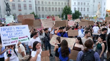 Elevii se alătură profesorilor și boicotează deschiderea noului an școlar. Ei poartă banderolă albă în semn de protest