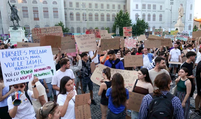 Elevii se alătură profesorilor și boicotează deschiderea noului an școlar. Ei poartă banderolă albă în semn de protest
