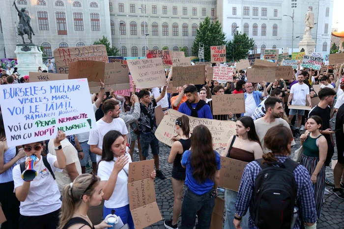 Elevii se alătură profesorilor și boicotează deschiderea noului an școlar. Ei poartă banderolă albă în semn de protest